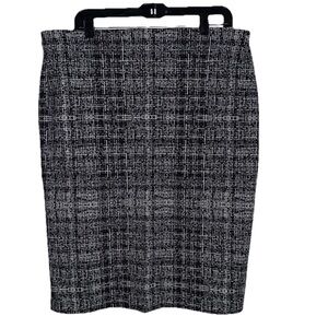 Linda Matthew’s Midi Skirt Black/White Pattern